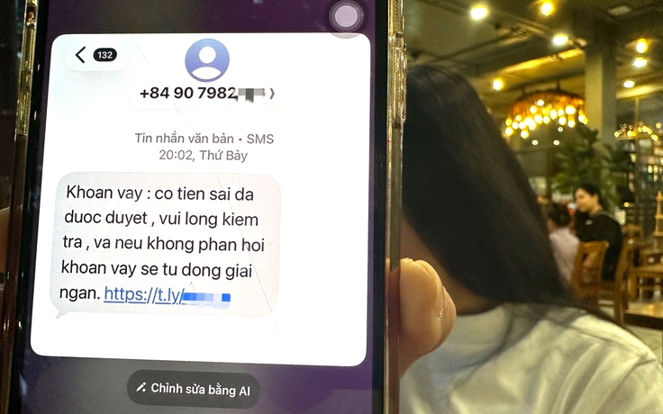 Được người lạ chuyển 1,6 triệu vào tài khoản, cô gái tá hỏa báo công an