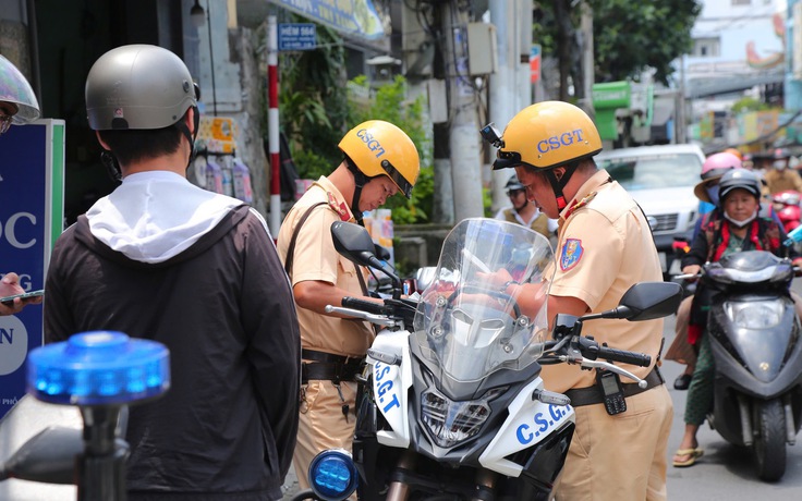 CSGT TP.HCM nhắc quy định về đèn vàng mà nhiều học sinh hiểu chưa đúng