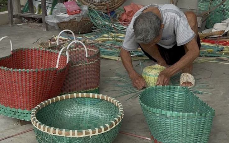 Thợ đan giỏ U.100 bỗng dưng nổi tiếng mạng xã hội