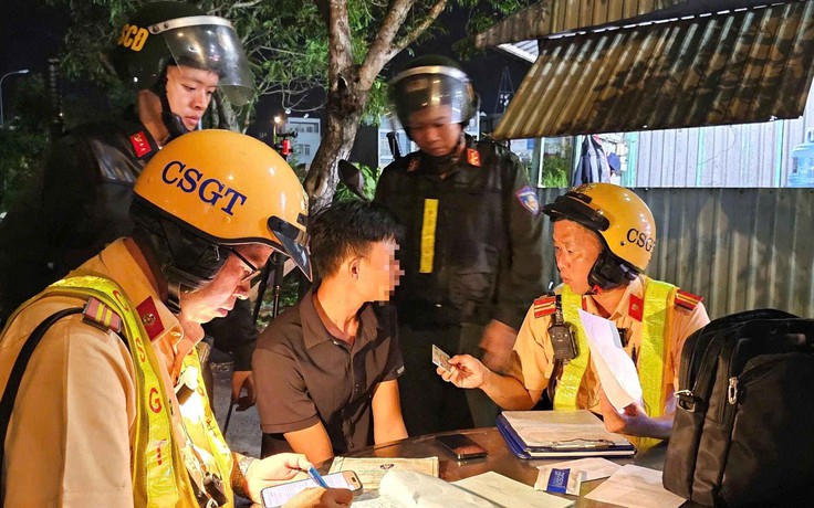 Cao điểm 45 ngày đêm trấn áp tội phạm: CSGT xuyên đêm làm sạch địa bàn