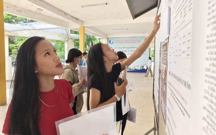 Thí sinh nhà cách điểm thi tốt nghiệp khoảng 30 km đến trường làm thủ tục sớm