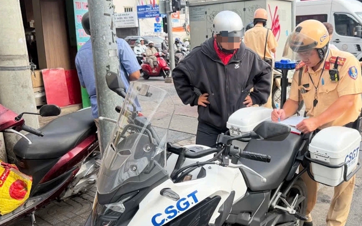 Đi trên vỉa hè để né kẹt xe, 529 xe máy bị CSGT TP.HCM phạt nguội