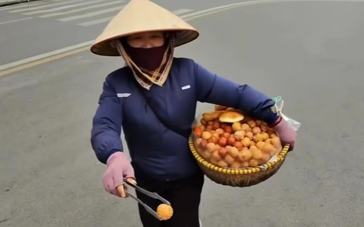 Người bán rong 'chặt chém' khách tây 420.000 đồng 10 chiếc bánh rán bị xử phạt