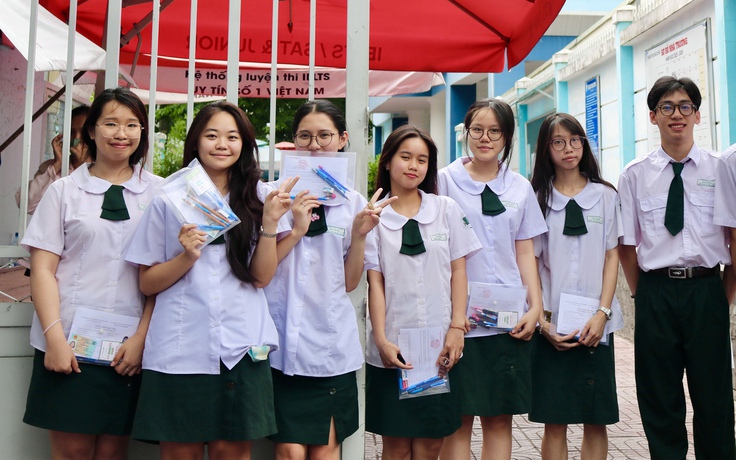 Thức trắng đêm ôn bài, sợ ngủ quên: Những nỗi lo của thí sinh trước giờ G