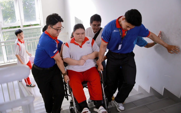 Nữ sinh ngồi xe lăn đi thi và điều làm cảm động cả điểm trường