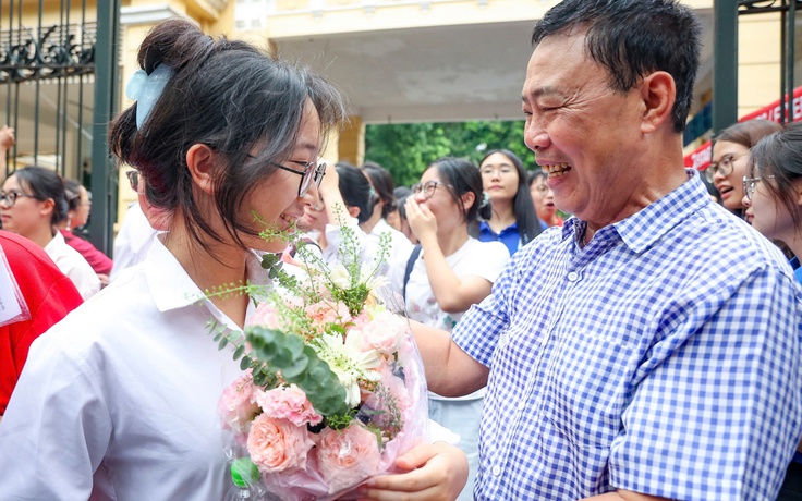 Ông ngoại bất ngờ tặng quà cho 'cháu gái rượu' sau giờ thi toán