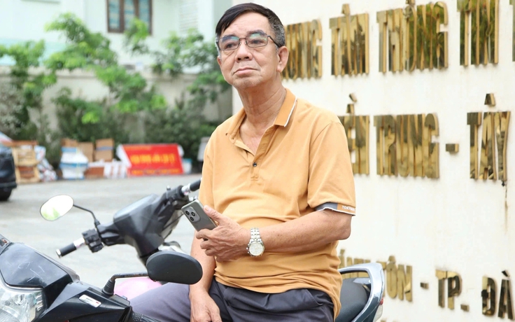 Đứng chờ cháu thi THPT, ông ngoại xúc động nhớ chuyện thi cử 20 năm trước