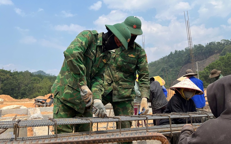 Bộ đội căng mình dựng trường học giữa đại ngàn