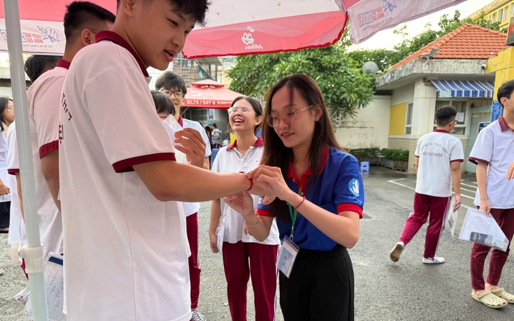 Những chiếc vòng tay đặc biệt cùng thí sinh vượt qua kỳ thi