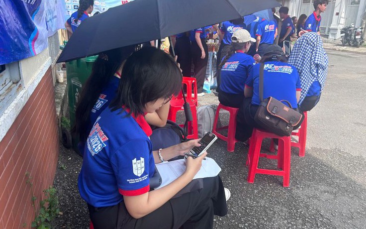 Vừa tiếp sức mùa thi cho thí sinh, vừa chạy đua với kỳ thi của mình
