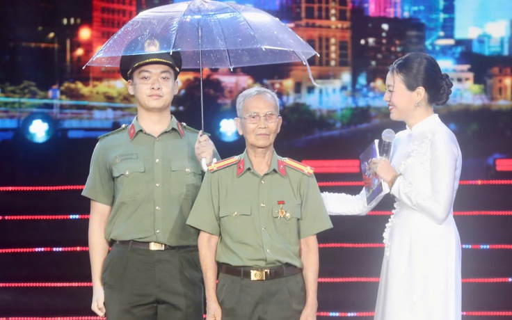 Người dân TP.HCM đội mưa xúc động theo dõi đêm Gala Tổ quốc bình yên