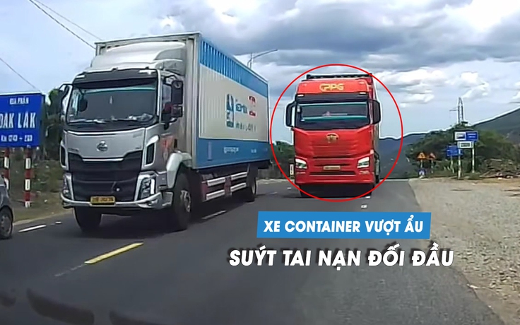 Xe container vượt ẩu ép ô tô con phải lao vào lề đường