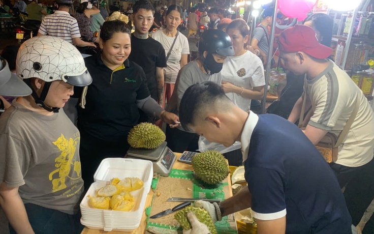 Có một nơi ở TP.HCM mà người trẻ tha hồ ăn trái cây