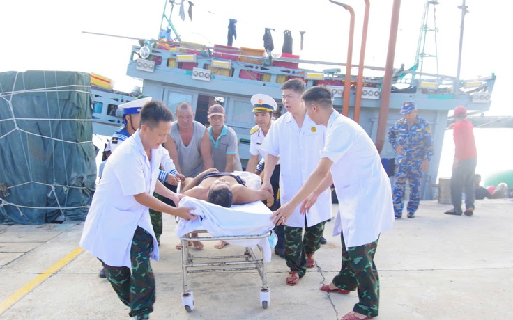 Bệnh xá đảo Trường Sa kịp thời cấp cứu ngư dân bị đứt lìa cẳng chân