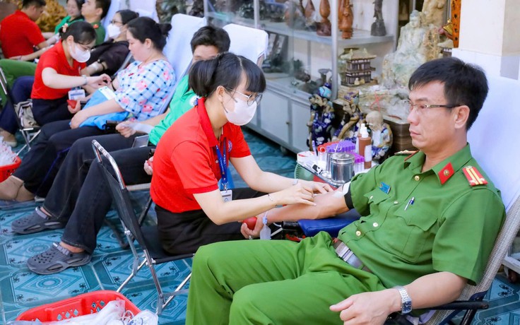 Hai cha con 99 lần hiến máu cứu người