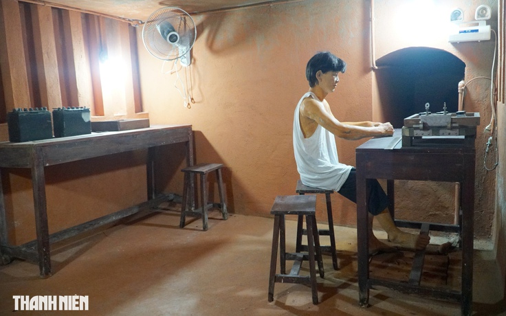 Mở cánh tủ gỗ trong căn nhà ở trung tâm TP.HCM, một hầm bí mật hiện ra