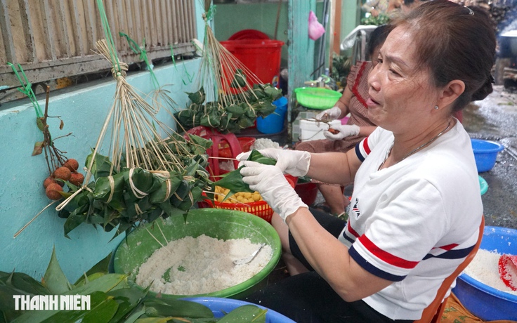 Cả xóm ở TP.HCM thức xuyên đêm gói hàng trăm ngàn chiếc bánh ú đón Tết Đoan Ngọ