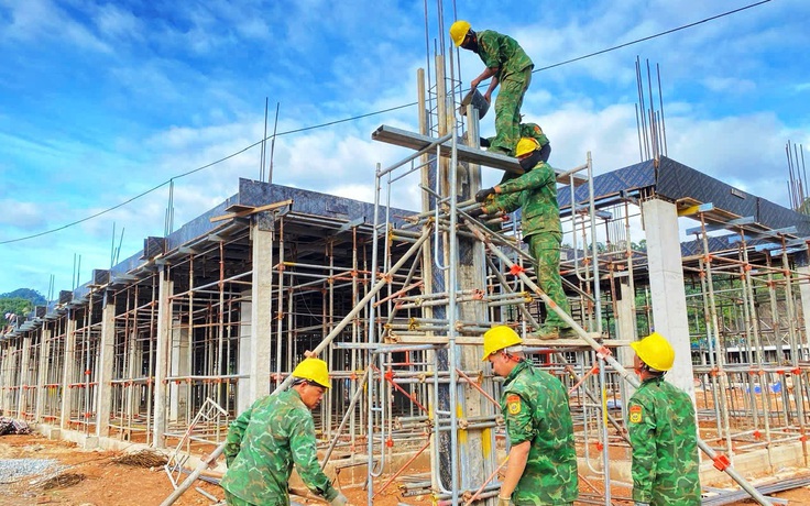 Người lính 'gác súng cầm bay': Dựng những mái trường giữa đại ngàn Đà Nẵng
