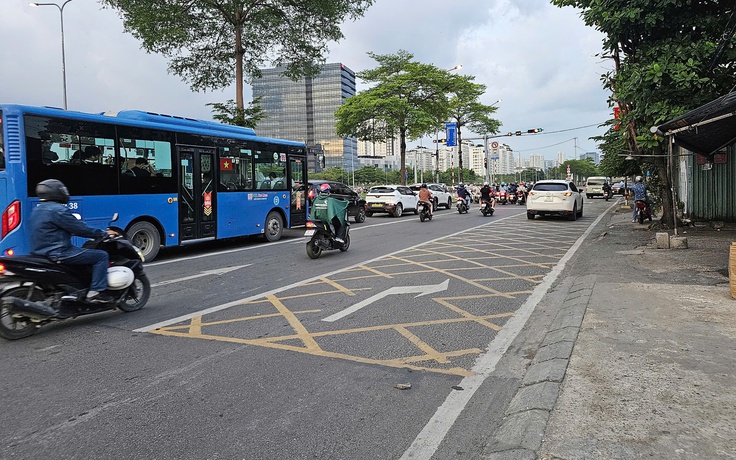 Cửa ngõ Nam Sài Gòn: Xe dừng mua hàng, làn rẽ phải bị 'bóp nghẹt'