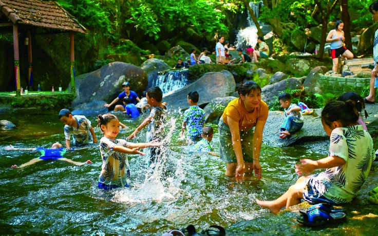 ‘Trốn nóng’ ở Suối Hoa