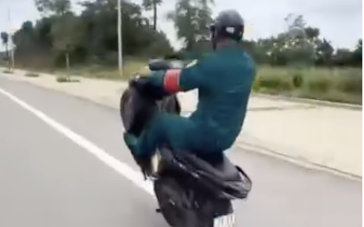 Nam thanh niên mặc trang phục dân quân tự vệ lái xe bốc đầu bị tịch thu phương tiện