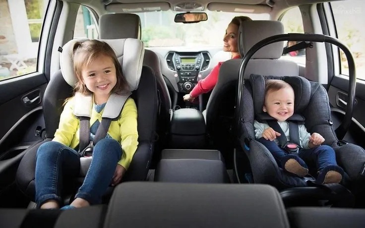 Nhà 3 con nhỏ, xe 5 chỗ không lắp đủ ghế trẻ em phải làm sao?
