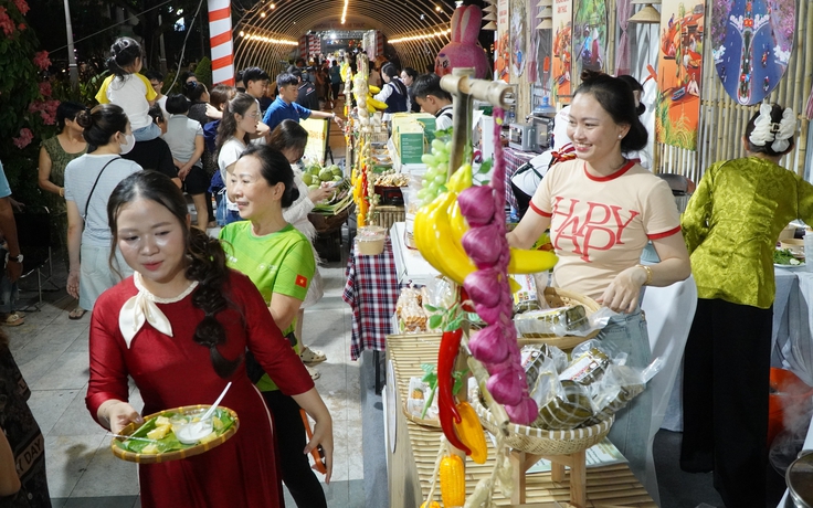 Buffet bánh dân gian và trái cây miễn phí tại bến Ninh Kiều
