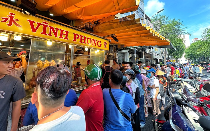 Tết Đoan Ngọ: Đông nghẹt người xếp hàng mua vịt quay ở TP.HCM, chờ tới 2 tiếng