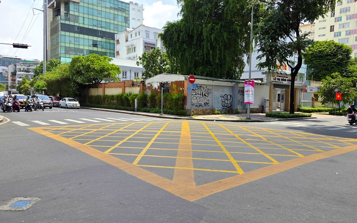 Vạch mắt võng mới kẻ giữa giao lộ TP.HCM có ý nghĩa gì, đi sai có phạt?
