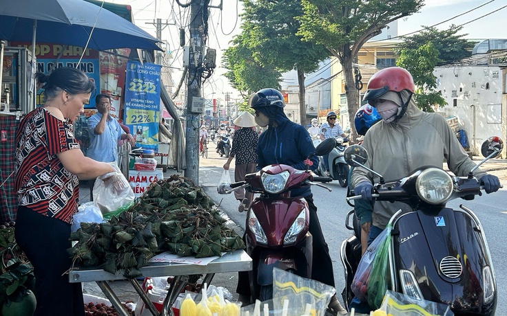 Tết Đoan Ngọ ăn bánh ú tro, nhớ quê nhà da diết