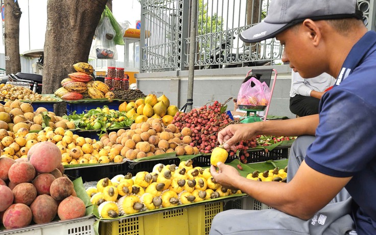 Gian hàng trái cây tuổi thơ ở TP.HCM: Người lớn tìm ký ức, trẻ nhỏ lần đầu biết