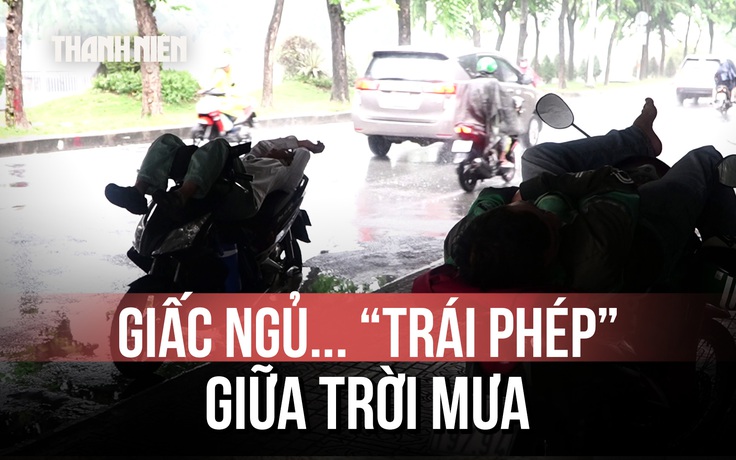 Cảnh tượng khó tin dưới gầm cầu ở TP.HCM: Người ngủ, người trú mưa sát làn xe chạy