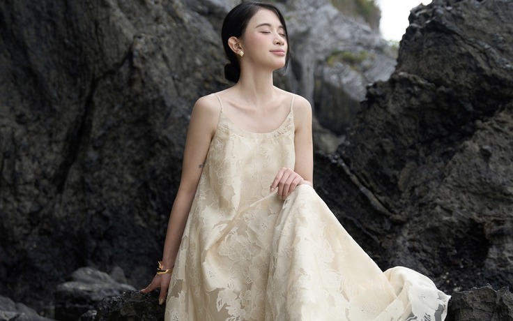 Váy maxi, đầm cổ yếm cho nàng điệu đà tỏa sáng