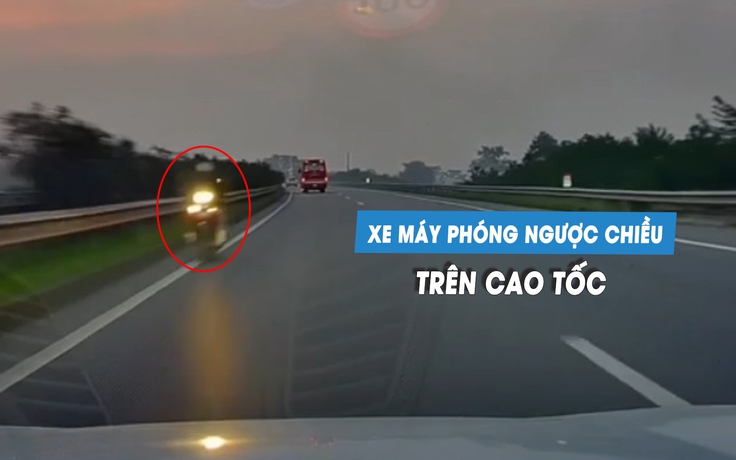Kinh hoàng xe máy phóng ngược chiều cao tốc lúc chập tối, suýt tông thẳng ô tô