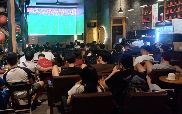 Đêm World Cup ở TP.HCM: Người trẻ chen kín quán cà phê, reo hò theo pha bóng