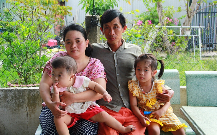 Vợ chồng khuyết tật nhọc nhằn lo chữa bệnh cho con