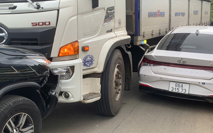 Tai nạn liên hoàn trên quốc lộ 28B đi Đà Lạt, đèo Đại Ninh ùn tắc kéo dài