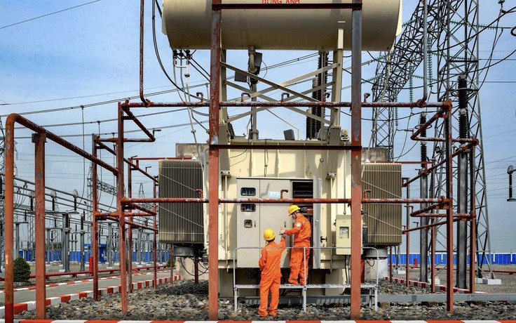 Phía sau dòng điện không gián đoạn là những hy sinh thầm lặng