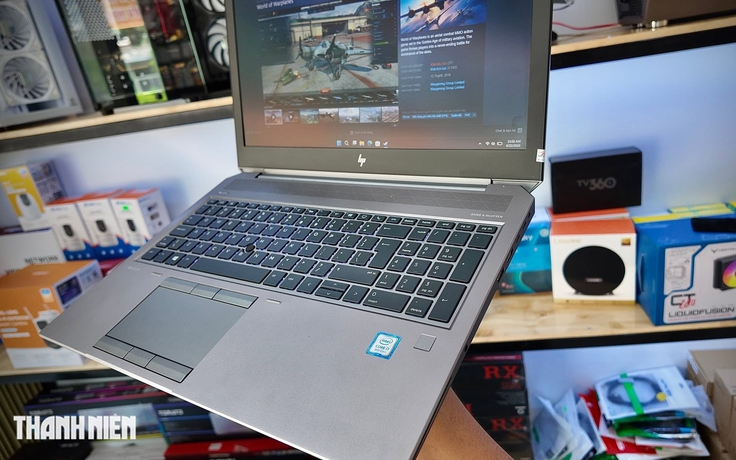 Vì sao một số laptop lại có bàn di chuột nằm lệch về bên trái?