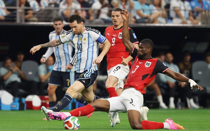 HLV Klopp ‘xin áo’ Mac Allister, nhìn Messi đầy ngưỡng mộ: Thốt một câu cực hay