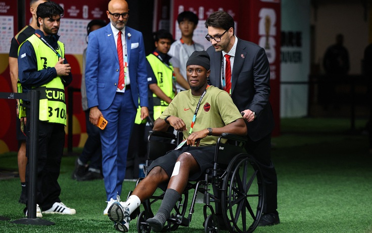 Tiền đạo Canada xuất hiện trên xe lăn sau chấn thương kinh hoàng, FIFA phạt nguội cực nặng sao Qatar