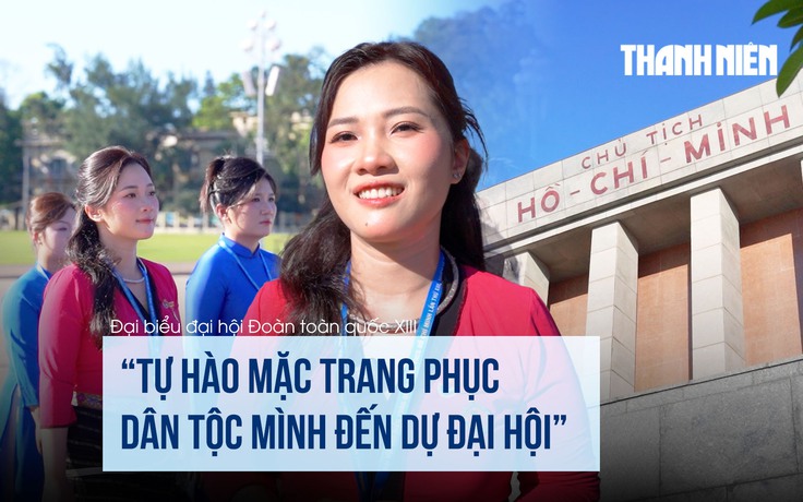 Đại biểu Đại hội Đoàn diện trang phục truyền thống dự Lễ báo công và vào Lăng viếng Bác