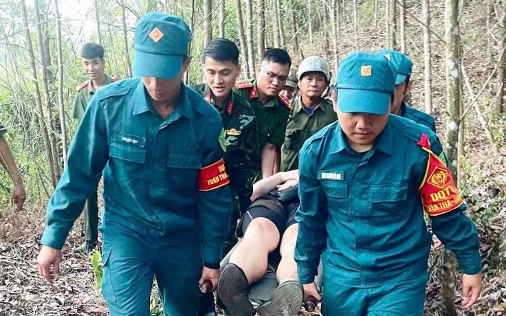 Đà Nẵng: Hàng chục người băng rừng giải cứu du khách Đức gặp nạn trên núi