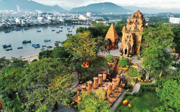 'Mở khóa' di sản Chăm bằng QR tại Tháp Bà Ponagar