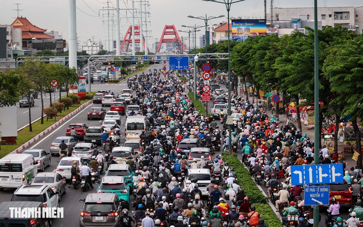 Vì sao TP.HCM tính mở thêm làn cho xe máy trên đường Phạm Văn Đồng?