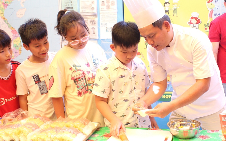 Xếp hàng làm bánh dân gian ở ngày hội Em yêu văn hóa Việt
