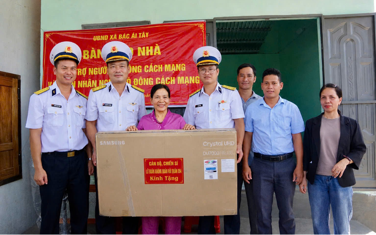 Lữ đoàn 954 Hải quân bàn giao nhà, tặng quà gia đình chính sách ở Khánh Hòa