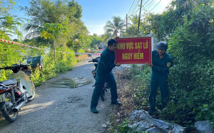 Sạt lở nghiêm trọng ở Đồng Tháp, đường nông thôn bị chia cắt