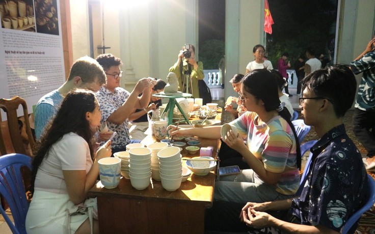 7 giờ tối, nhiều người rủ nhau vào bảo tàng để làm gì?