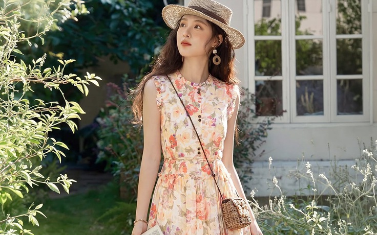 Đắm mình trong vẻ đẹp lãng mạn của váy hoa ngày nắng hạ